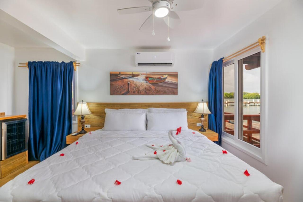 Hotel And Dive Center Roatan Yacht Club French Harbour Екстериор снимка