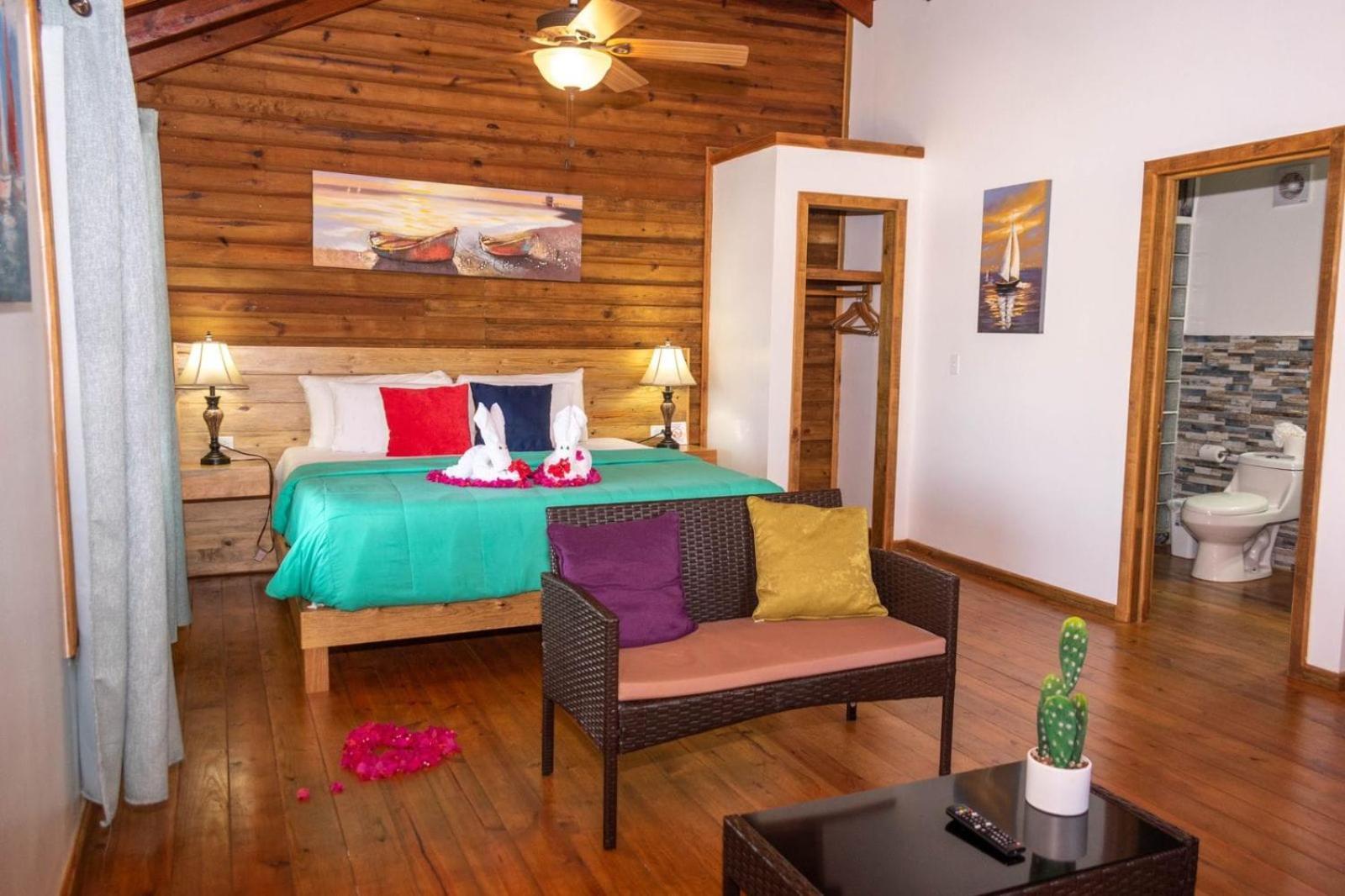 Hotel And Dive Center Roatan Yacht Club French Harbour Екстериор снимка